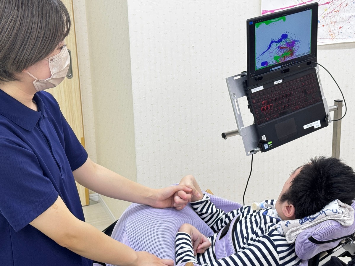 視線入力を使った創作活動の様子